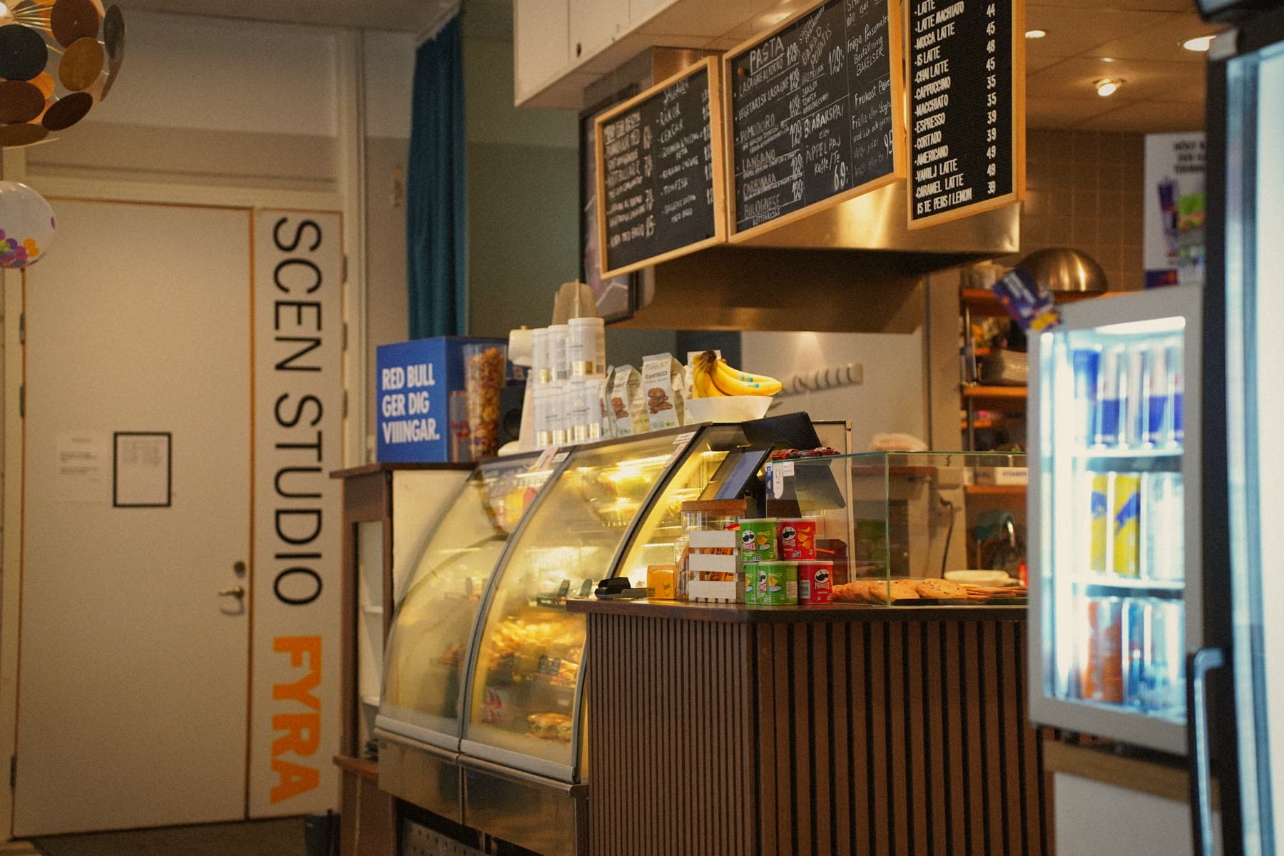 Kassadisken och bakverk på Kafé Arte vid Jarlaplan