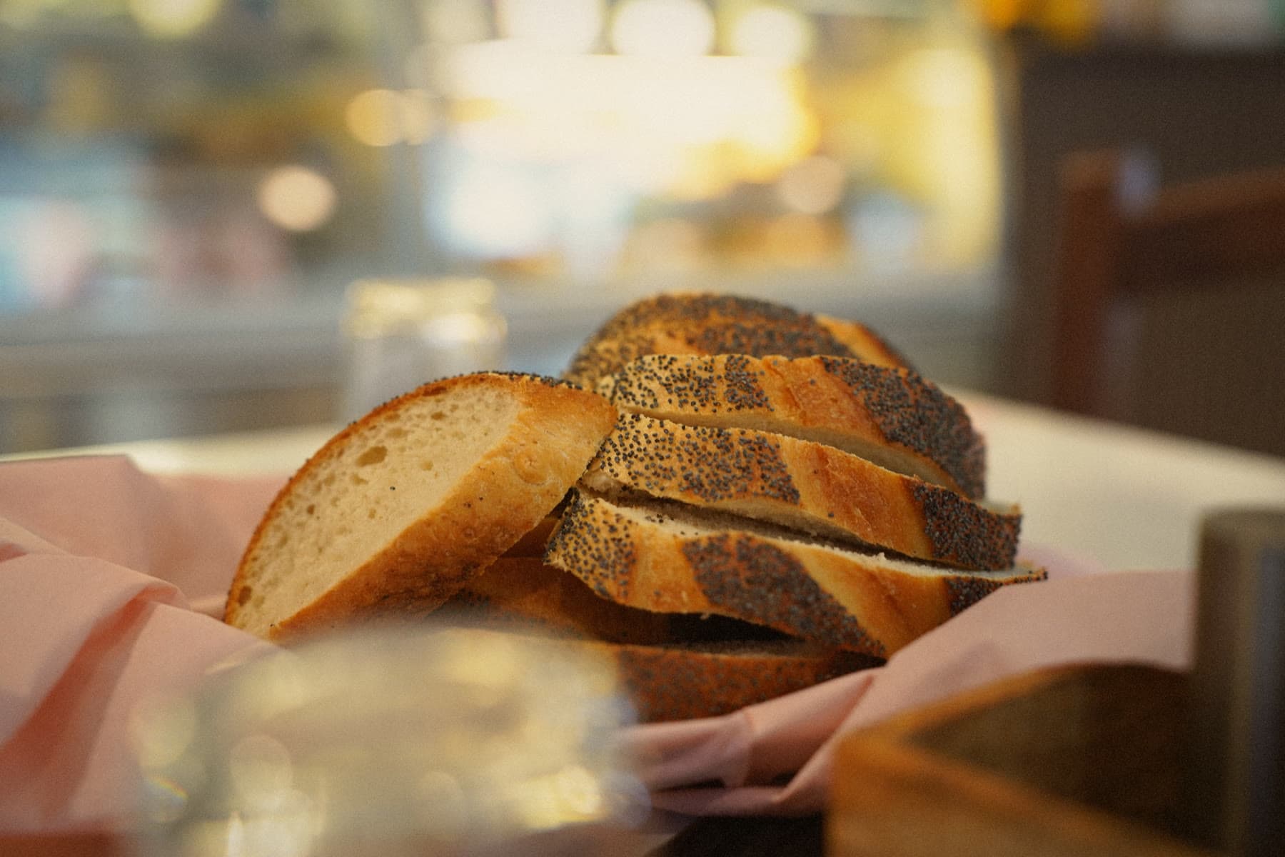 Nybakat bröd med vallmofrön
