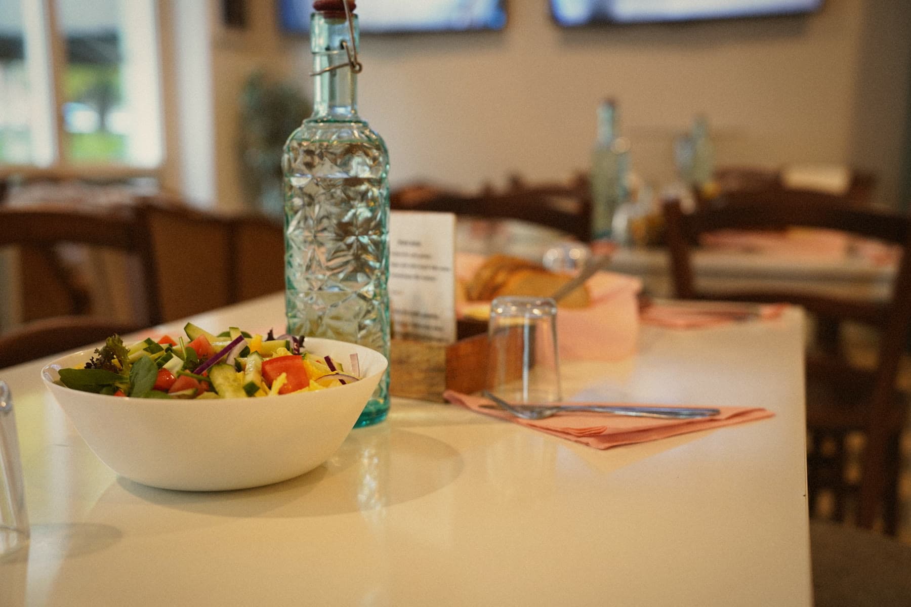 Sallad serverad på bord med vatten på Kafé Arte