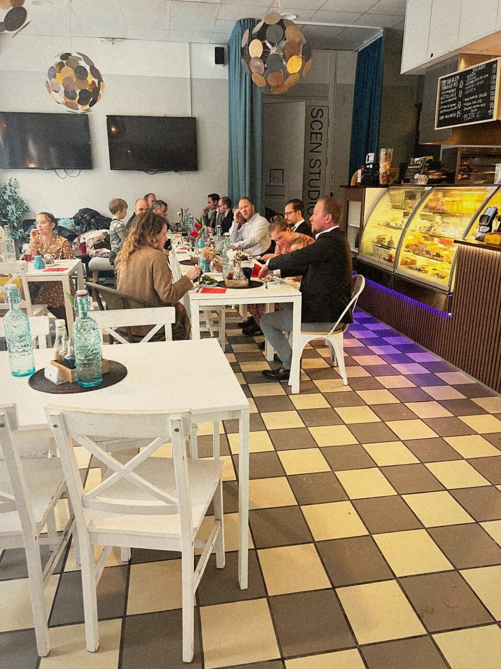 Festdukat långbord vid kalas på Kafé Arte, Östermalm